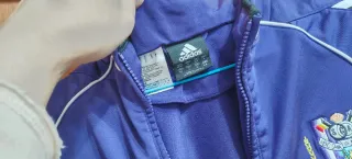Chaqueta Adidas morada con Escudo
