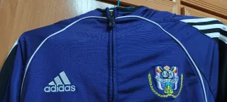 Chaqueta Adidas morada con Escudo