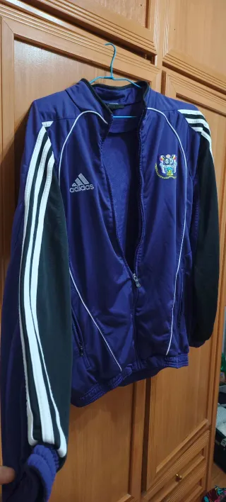 Chaqueta Adidas morada con Escudo