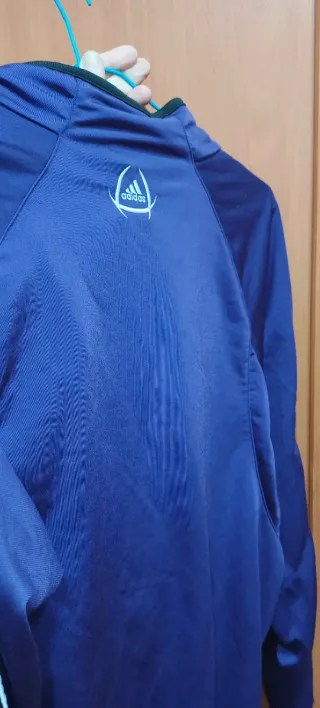 Chaqueta Adidas morada con Escudo