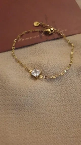 Pulsera dorada con circonita cuadrada