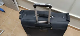 Maleta de viaje negra con ruedas. Ideal para traje