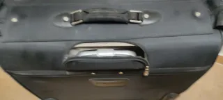 Maleta de viaje negra con ruedas. Ideal para traje