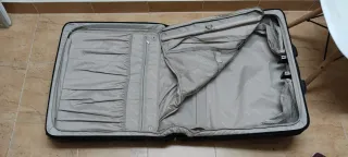 Maleta de viaje negra con ruedas. Ideal para traje