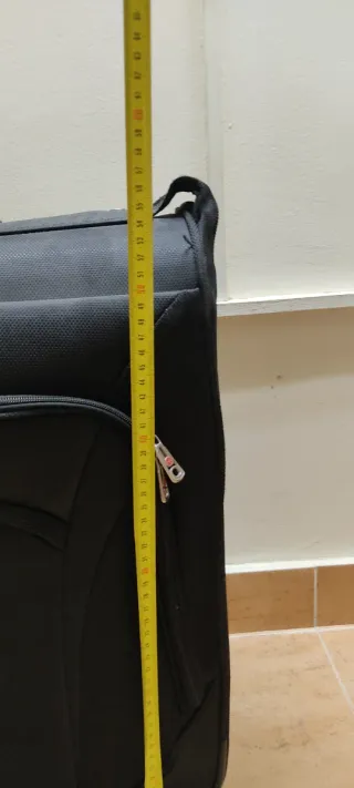 Maleta de viaje negra con ruedas. Ideal para traje