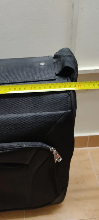 Maleta de viaje negra con ruedas. Ideal para traje