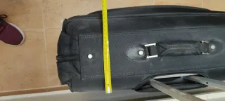 Maleta de viaje negra con ruedas. Ideal para traje