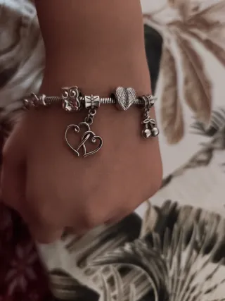 Pulsera con 4 charms diferentes