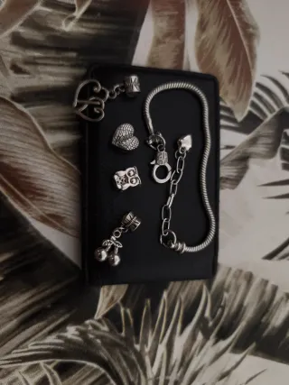 Pulsera con 4 charms diferentes