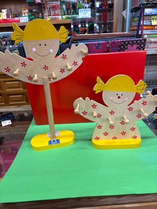 2 Expositor infantil madera