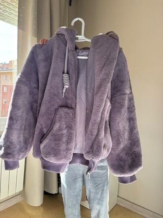 Abrigo peludo morado con capucha