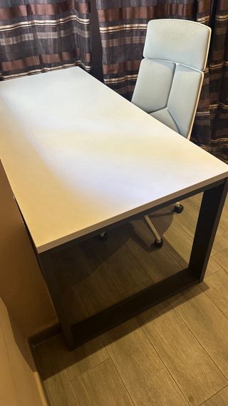 Mesa de escritorio moderna