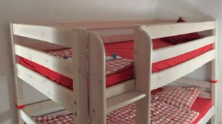 Cama blanca Flexa con barrera superior