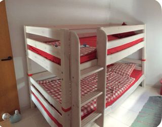 Cama blanca Flexa con barrera superior