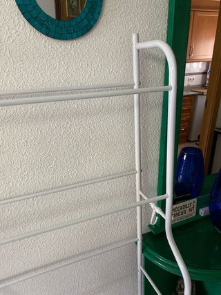 Estantería metálica blanca