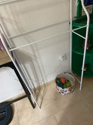 Estantería metálica blanca