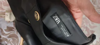 Shorts de cuero negro con botones dorados