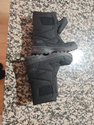 Botas Quechua niña negras talla 27.