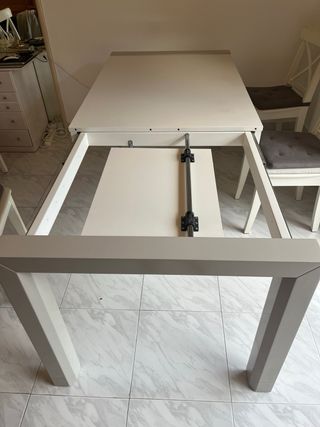Mesa de comedor extensible gris y blanca