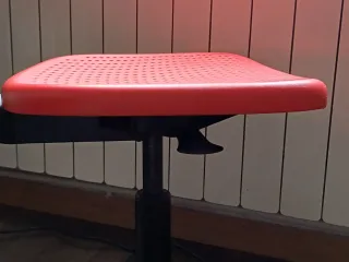 Silla de escritorio giratoria y ajustable altura.