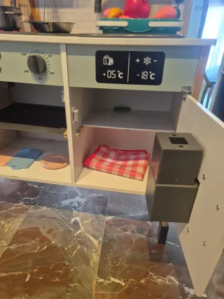 Cocinita de juguete de madera