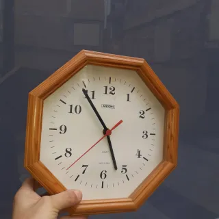 Reloj de pared octogonal de madera