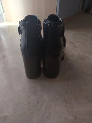 Botines negros con hebillas
