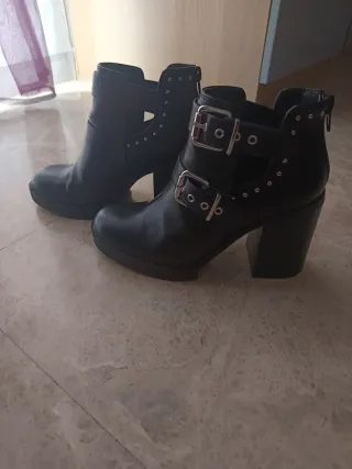 Botines negros con hebillas