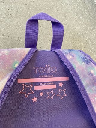 Mochila Totto niña morada estrellas corazón