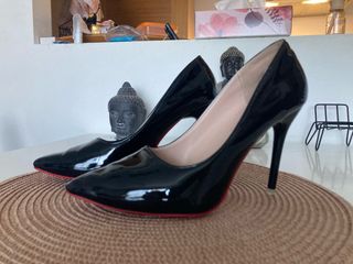 Tacones de aguja negros de 10 cm