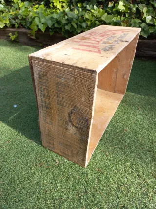 Caja antigua de madera La Lechera