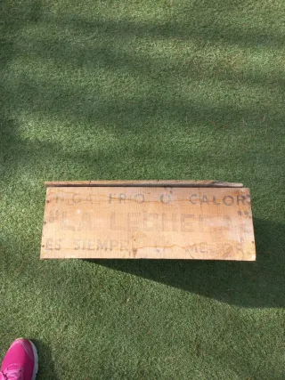 Caja antigua de madera La Lechera