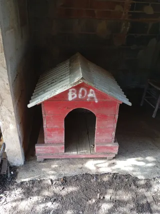 Caseta de perro de madera hecha a mano. Grande