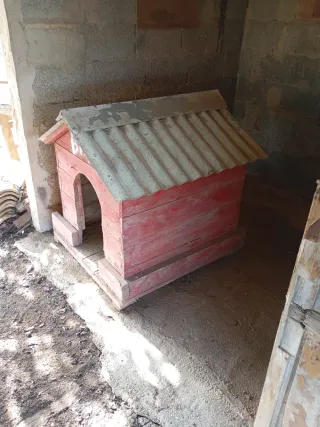 Caseta de perro de madera hecha a mano. Grande