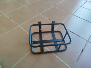 Se vende cesta para bicicleta o patinete, sin estr