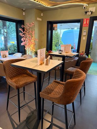 Mesa y sillas de cafetería