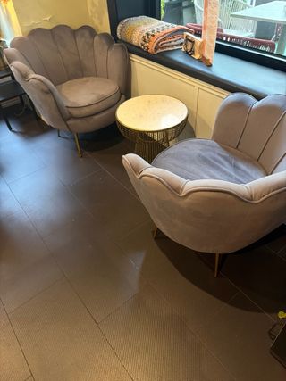 Mesa y sillas de cafetería