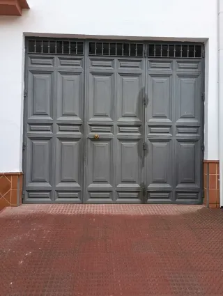 Portón de cochera gris