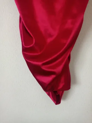 Vestido fiesta burdeos satinado