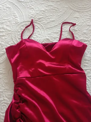 Vestido fiesta burdeos satinado