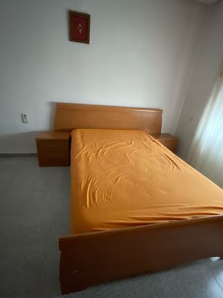Cama 150cm con 2 mesitas de noche