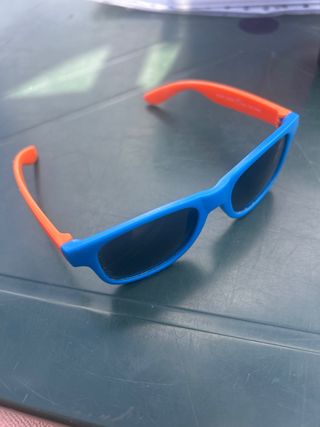 Gafas de sol infantiles azules y naranjas