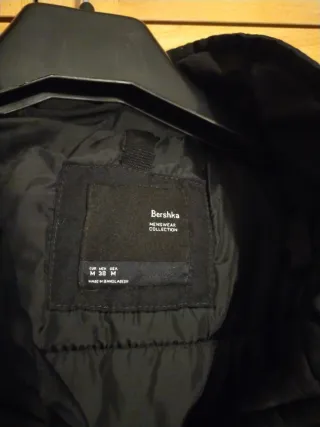 Parka Negra Bershka talla M