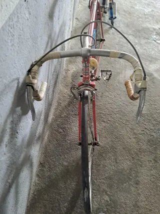 Bicicleta de carretera roja