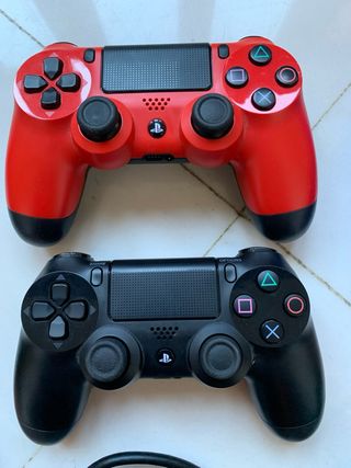 PS4 + 2 Mandos + Cables + 4 Juegos