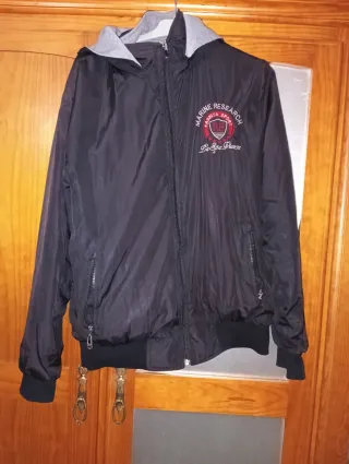 Cazadora chico negra con capucha