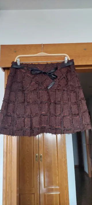 Falda corta marrón con lazo