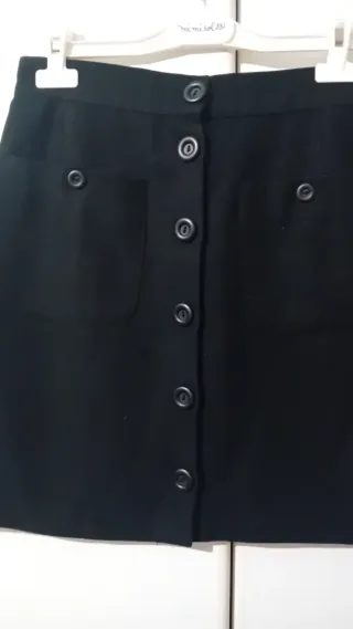 Minigonna nera con bottoni e tasche