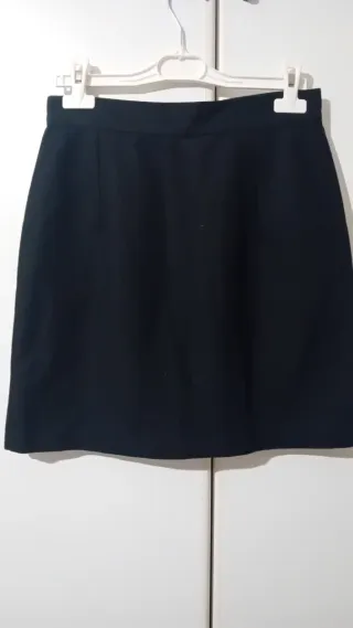 Minigonna nera con bottoni e tasche