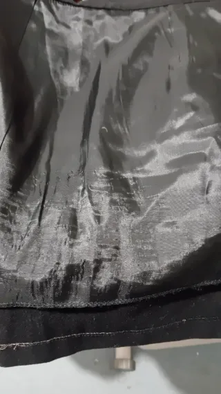 Minigonna nera con bottoni e tasche